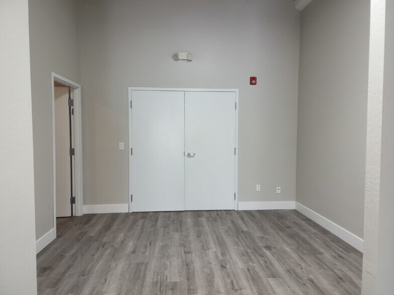 More Photos Of 1459-1523 W Gurley St, Prescott Unknown For Lease
