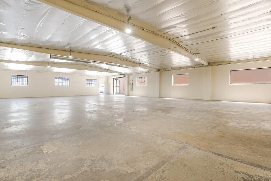 More Photos Of 13755-13761 Saticoy St, Panorama City Warehouse For Lease
