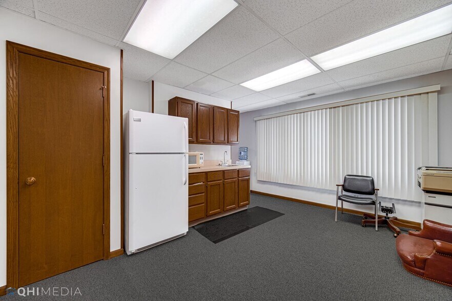 More Photos Of 6121 N Northwest Hwy, Chicago Office For Sale