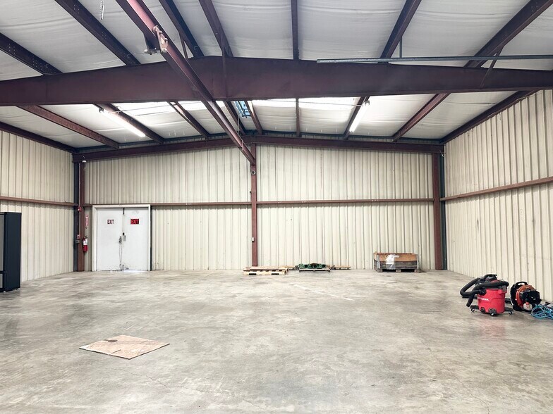 More Photos Of 7700 Padre Island Hwy, Brownsville Light Distribution For Lease