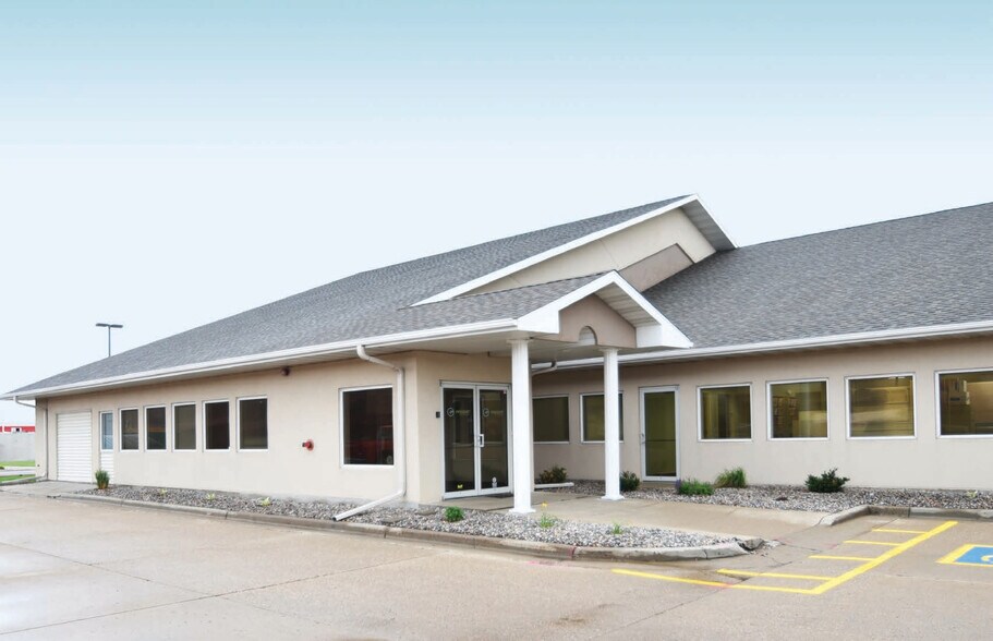 More Photos Of 1402 43rd St S, Fargo Office For Lease