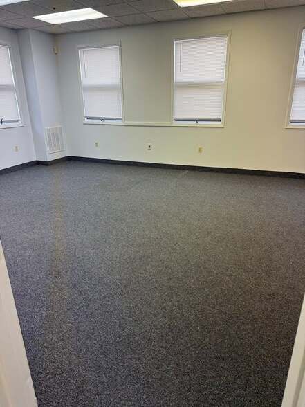 More Photos Of 565 Green Ln, Union Township Distribution For Lease