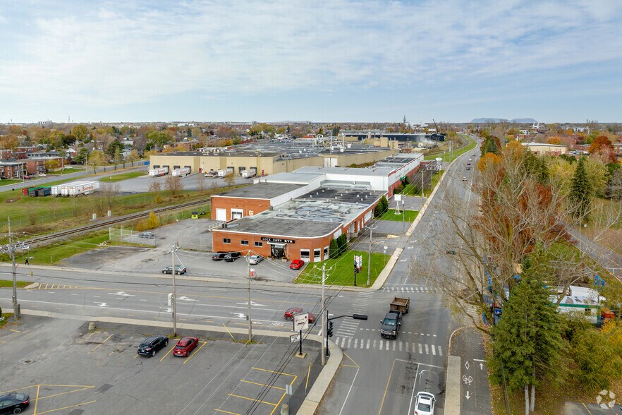 More Photos Of 126 Rue Jacques-Cartier N, St-Jean Storefront For Sale