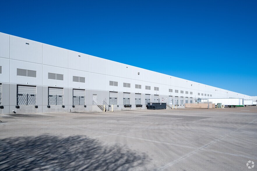 More Photos Of 401-441 Railhead Rd, Fort Worth Distribution For Lease