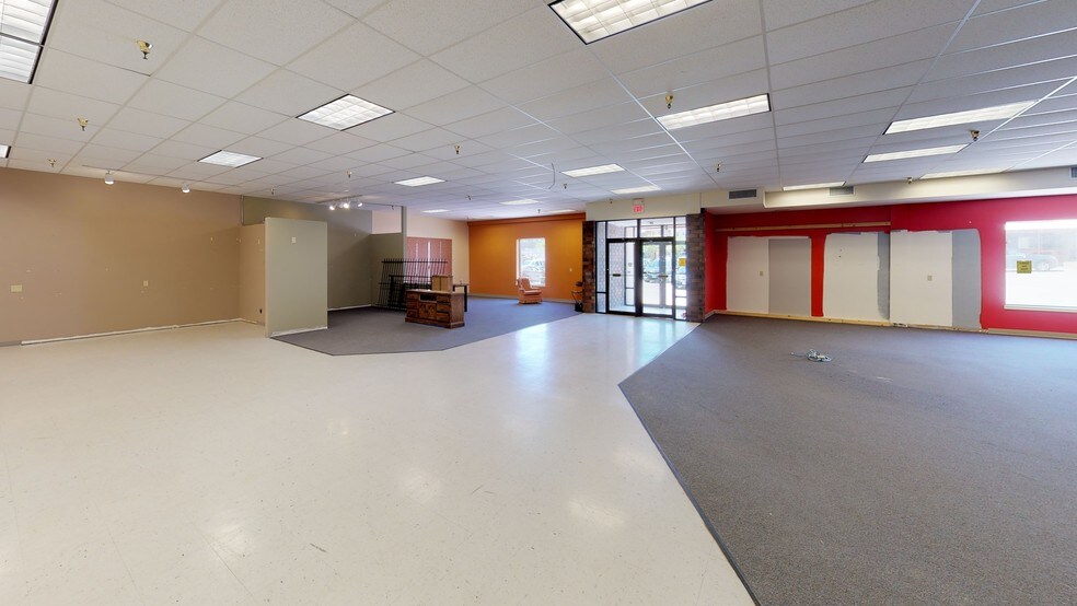More Photos Of 110-114 S Rum River Dr, Princeton General Retail For Lease