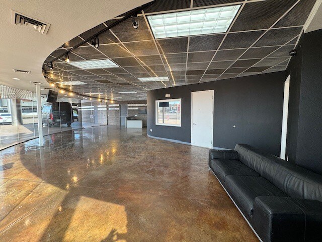 More Photos Of 811 N Scottsdale Rd, Scottsdale Auto Dealership For Lease