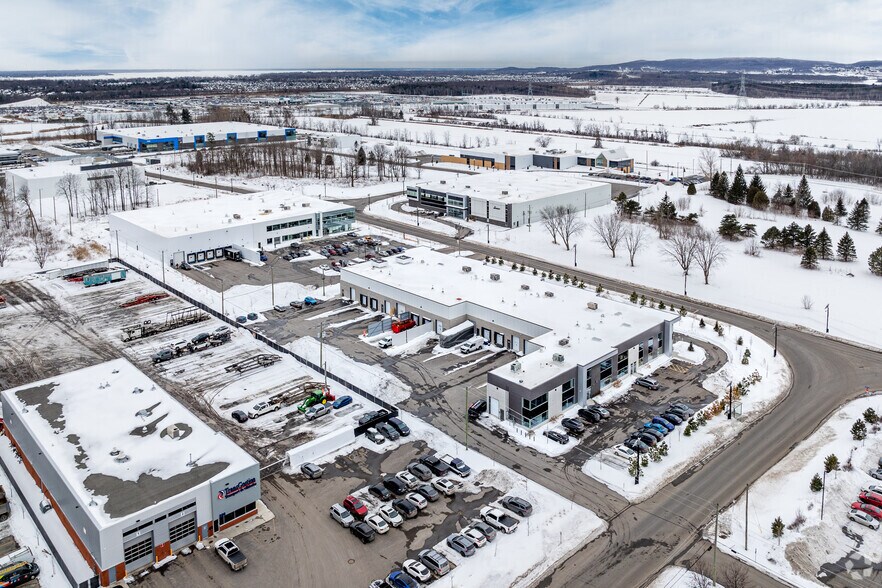 More Photos Of 306 Allée Du Golf, Saint-eustache Light Distribution For Lease