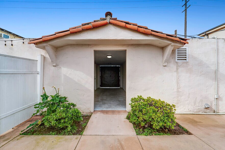 More Photos Of 2122 20th St, Santa Monica Apartments For Sale
