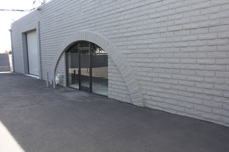 More Photos Of 18334 Eddy St, Northridge Warehouse For Sale