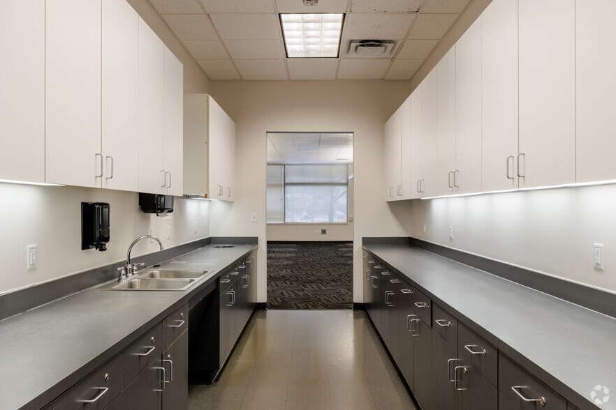 More Photos Of 7475 S Joliet St, Englewood Flex For Lease