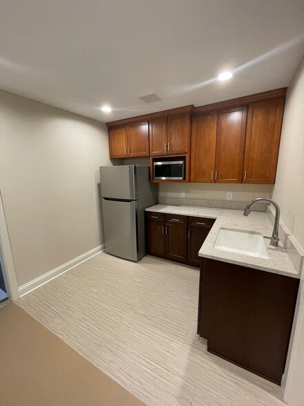 More Photos Of 10610 N Park Ave, Indianapolis Office For Lease