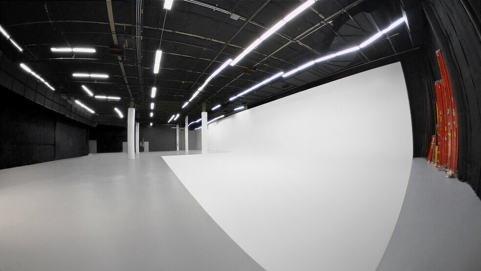 More Photos Of 2-15 Borden Ave, Long Island City Light Manufacturing For Lease