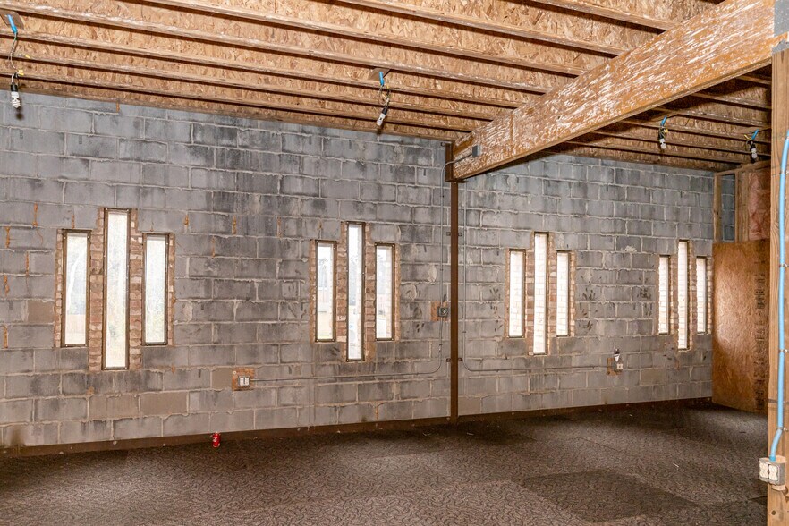 More Photos Of 4914 Main St, Moss Point Storefront For Sale