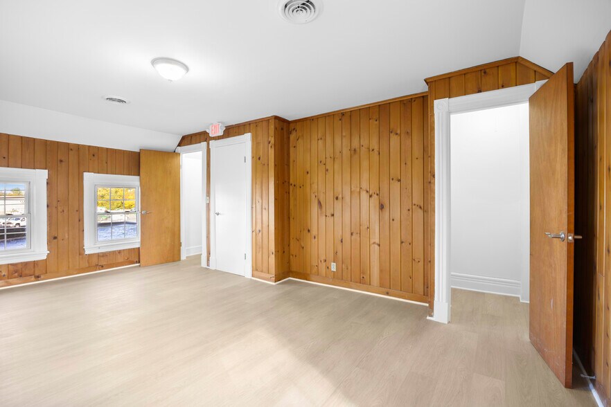 More Photos Of 267 Wolf Rd, Latham Office For Lease