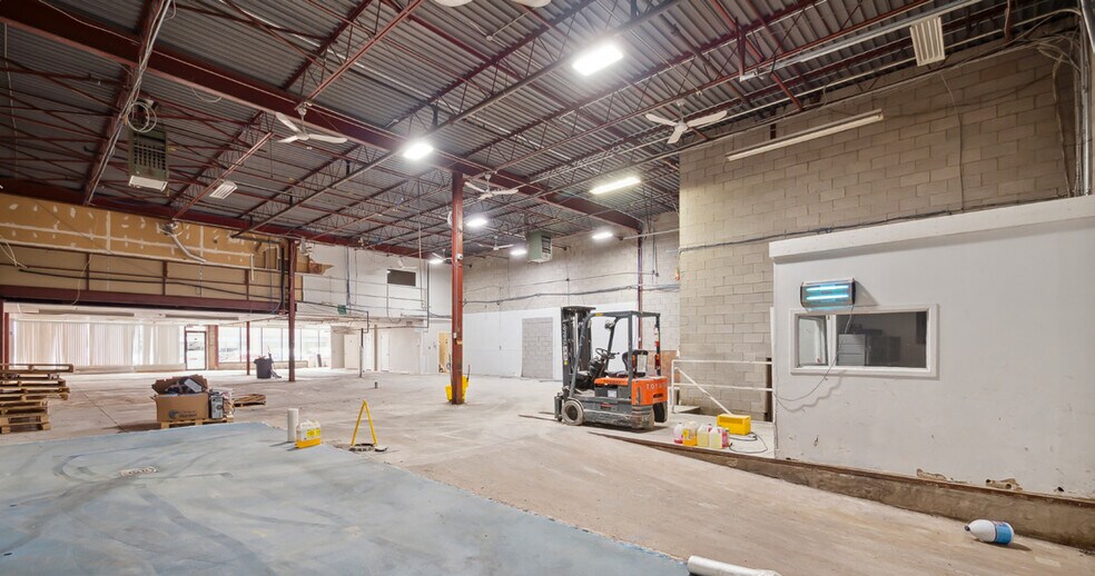 More Photos Of 270 Pennsylvania Ave, Vaughan Light Distribution For Sale
