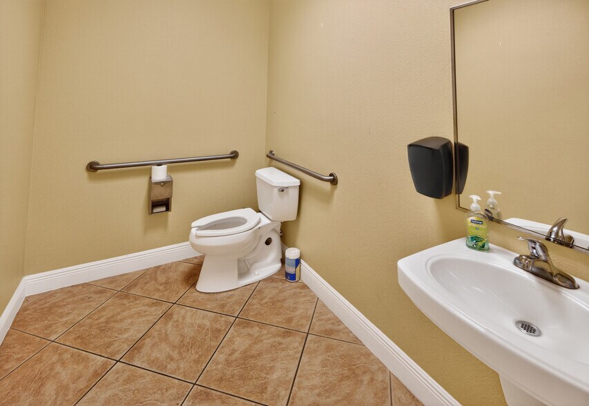 More Photos Of 733 & 737 County Road 466, Lady Lake Medical For Sale