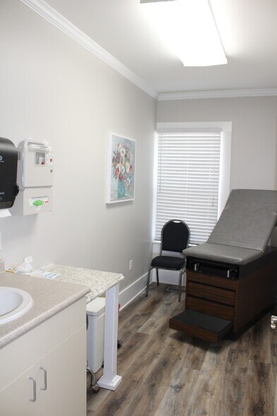 More Photos Of 400 Bexar Ave W, Hamilton Office For Sale