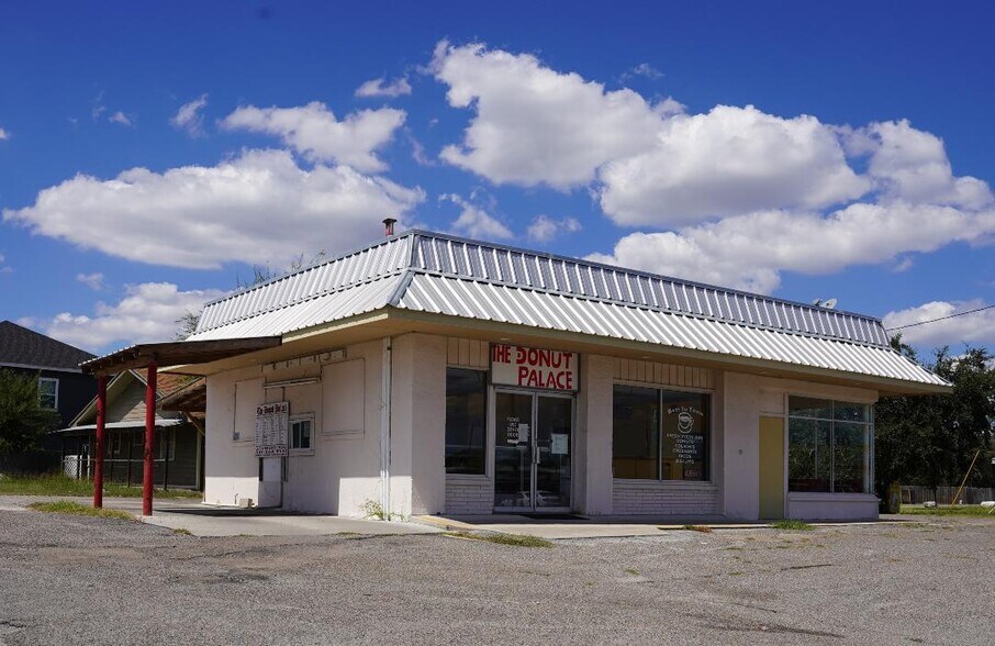 Primary Photo Of 400 S San Patricio St, Sinton Fast Food For Sale