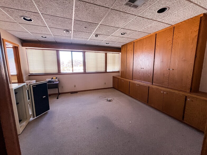 More Photos Of 6631 E Kellogg Dr, Wichita Office For Sale