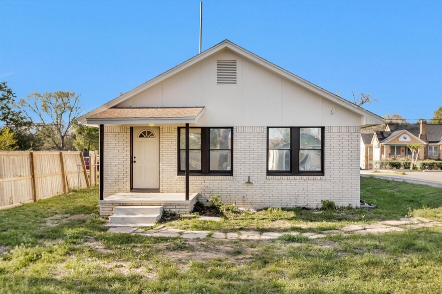 More Photos Of 207 W Montgomery St, Willis Office For Lease