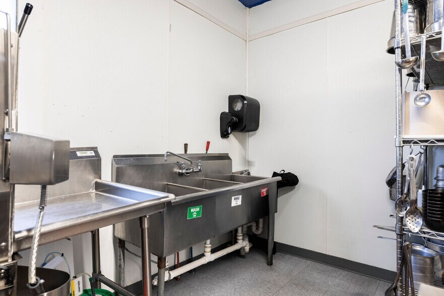 More Photos Of 7588 N Broadway, Red Hook Specialty For Sale