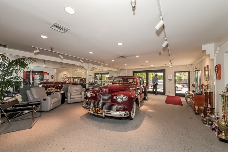 More Photos Of 611 S Glenwood Pl, Burbank Showroom For Sale
