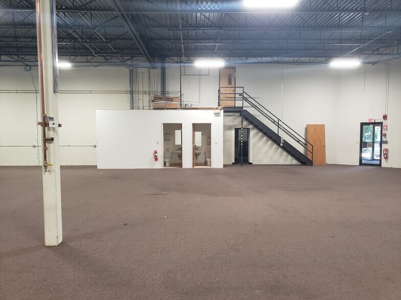 More Photos Of 168 Ayer Rd, Littleton Warehouse For Lease
