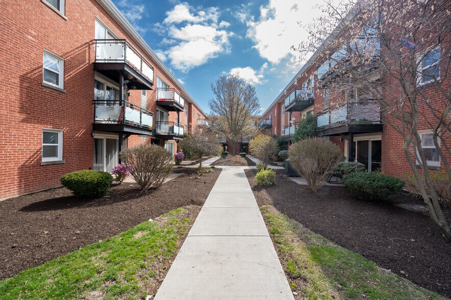 Primary Photo Of 6435-6443 N Damen Ave, Chicago Apartments For Sale