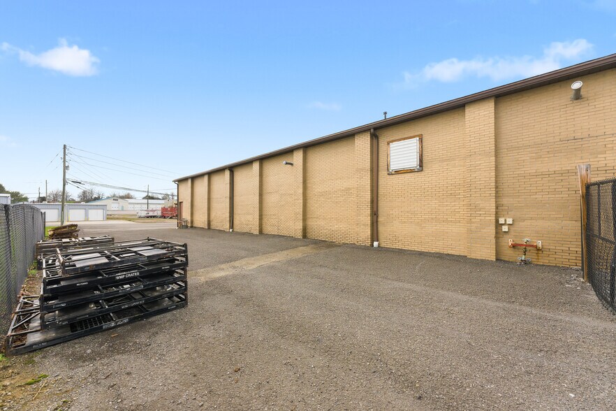 More Photos Of 1117 Willow Dr, Waynesburg Warehouse For Sale