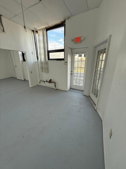 More Photos Of 23 Nassau Ave, Inwood Warehouse For Lease