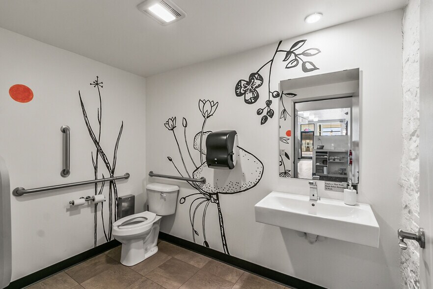 More Photos Of 618 Oak St, Baraboo General Retail For Sale