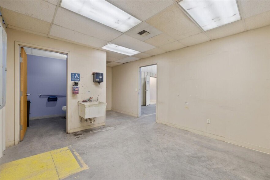 More Photos Of 6830 Commercial Ave, Billings Industrial For Sale