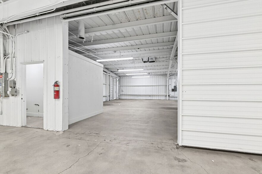 More Photos Of 850-858 Lillian Way, Los Angeles Warehouse For Lease
