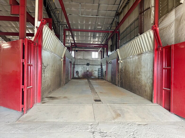 More Photos Of 5066 Owan Industrial Park Dr, Williston Warehouse For Lease