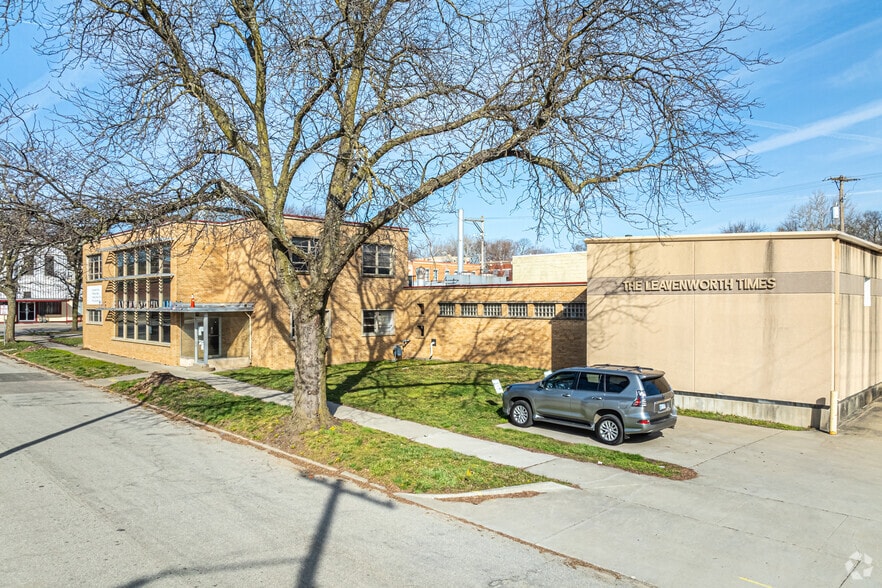 More Photos Of 422 Seneca St, Leavenworth Flex For Sale