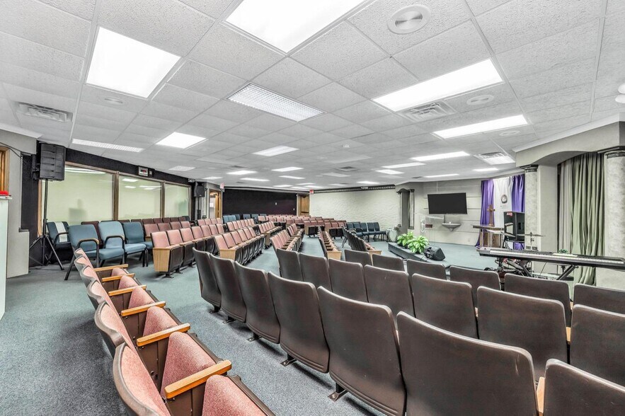 More Photos Of 5629 Bridgetown Rd, Cincinnati Flex For Sale