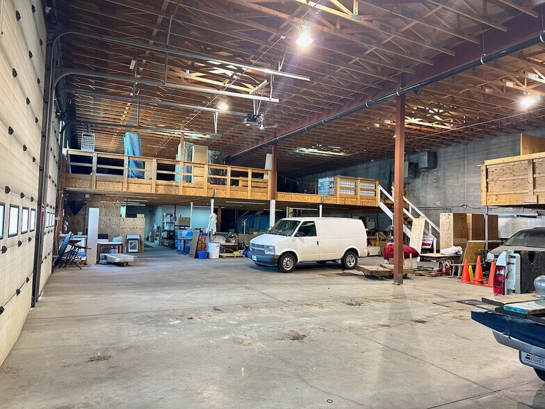 More Photos Of 11010 111th Ave NW, Edmonton Warehouse For Lease