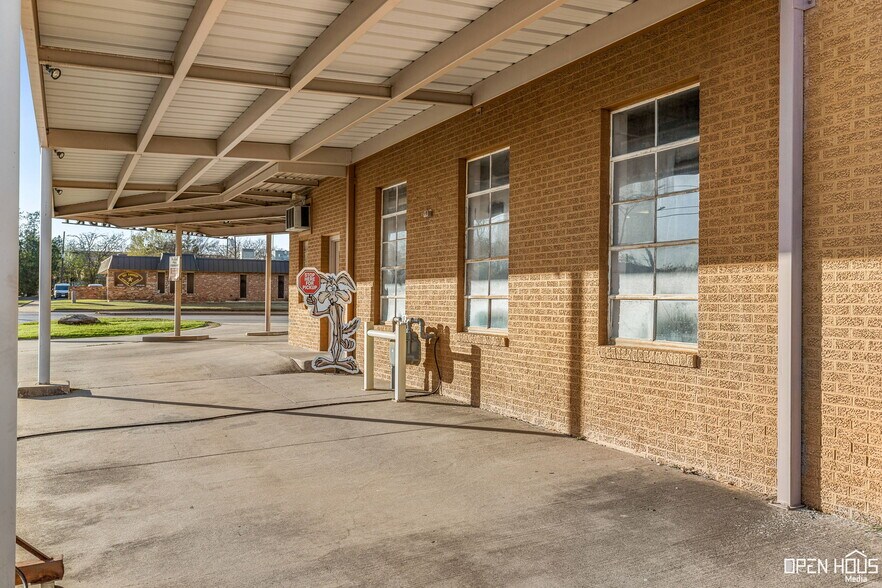 More Photos Of 1915 Kemp Blvd, Wichita Falls Office For Sale
