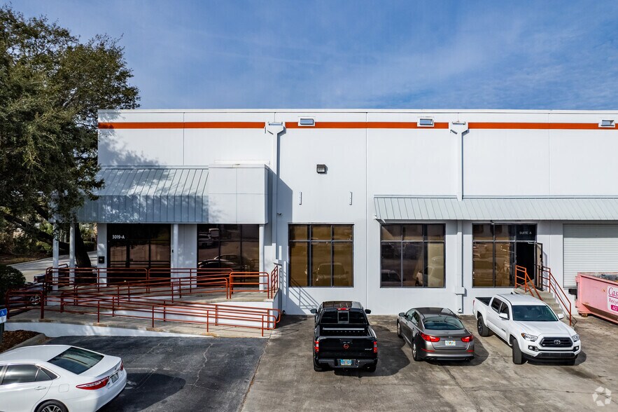 More Photos Of 3019 Mercy Dr, Orlando Warehouse For Lease