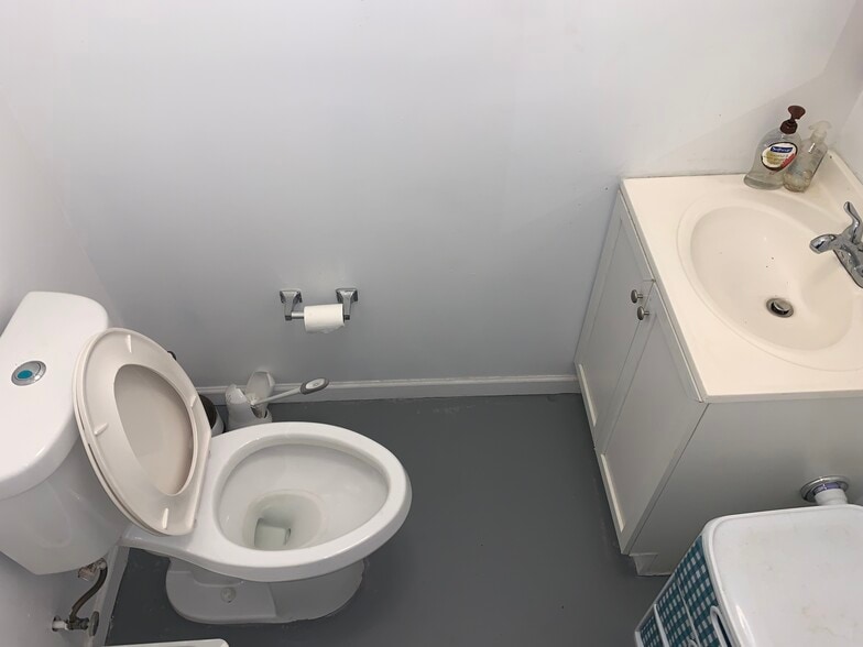 More Photos Of 676 NW 23rd St, Miami Warehouse For Lease