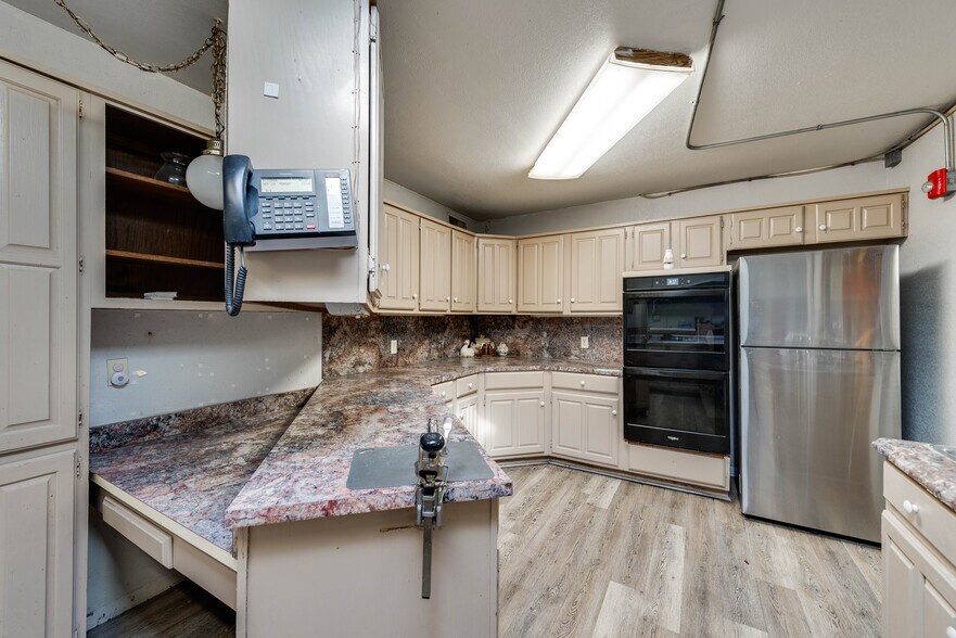 More Photos Of 1005 Austin St, Midland Storefront For Sale