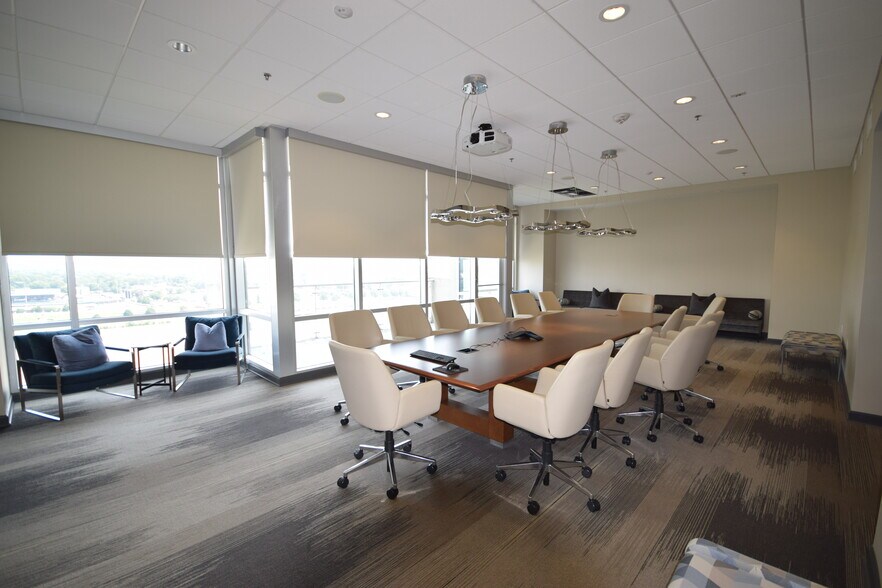 More Photos Of 5 Statehouse Plz, Little Rock Office For Sale
