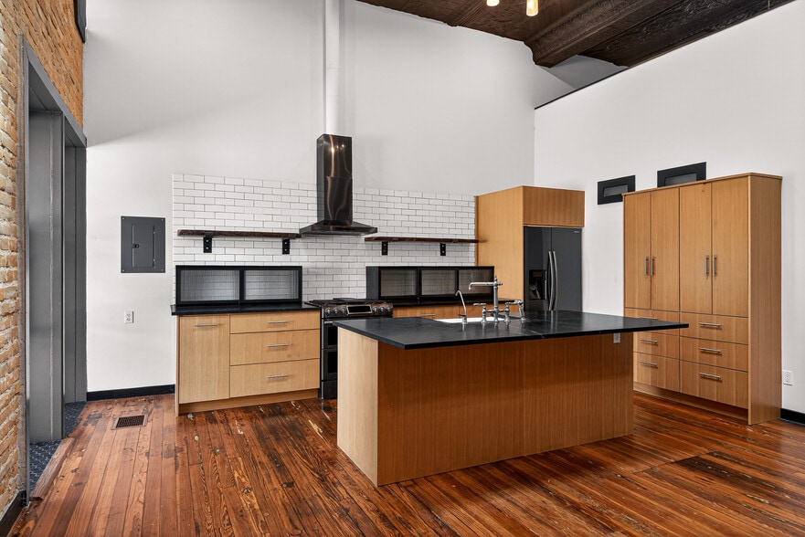 More Photos Of 612 High St, Comfort Storefront Retail Residential For Lease