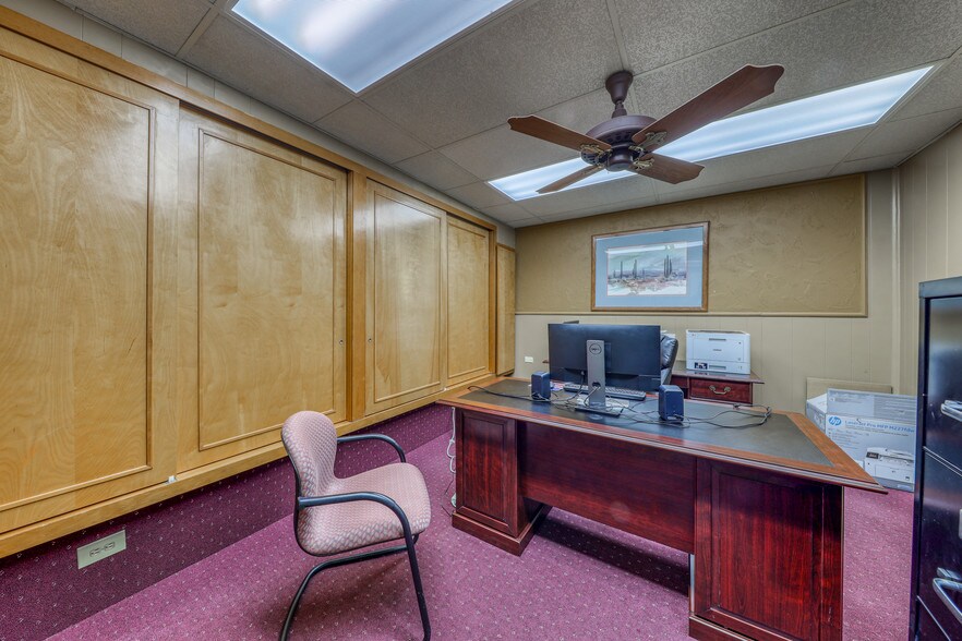 More Photos Of 119 N Main St, Weatherford Office For Sale
