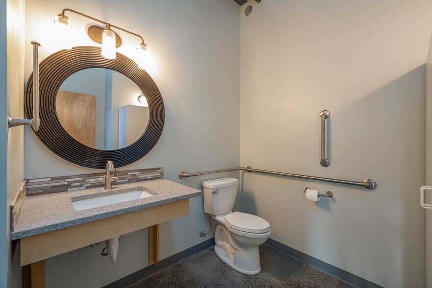 More Photos Of 909 Squalicum Way, Bellingham Flex For Sale