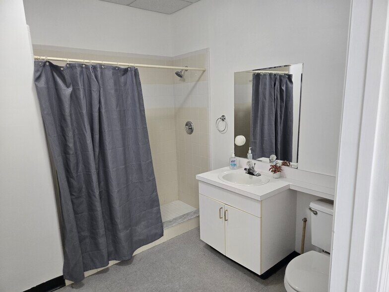 More Photos Of 1765 Carneige Ave, Clearwater Warehouse For Sale