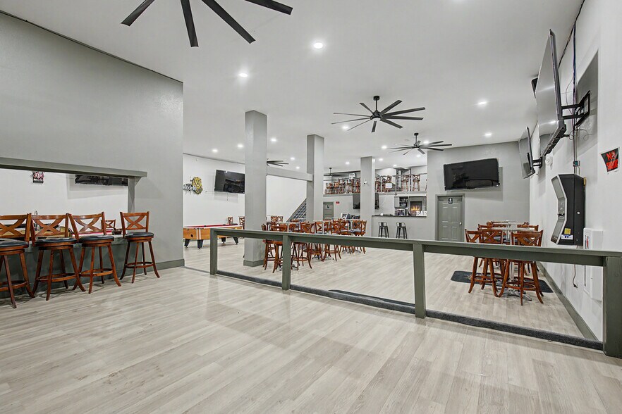 More Photos Of 102 W 4th St, Hearne Storefront For Sale
