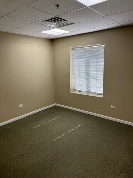 More Photos Of 3341 Hobson Rd, Woodridge Unknown For Lease