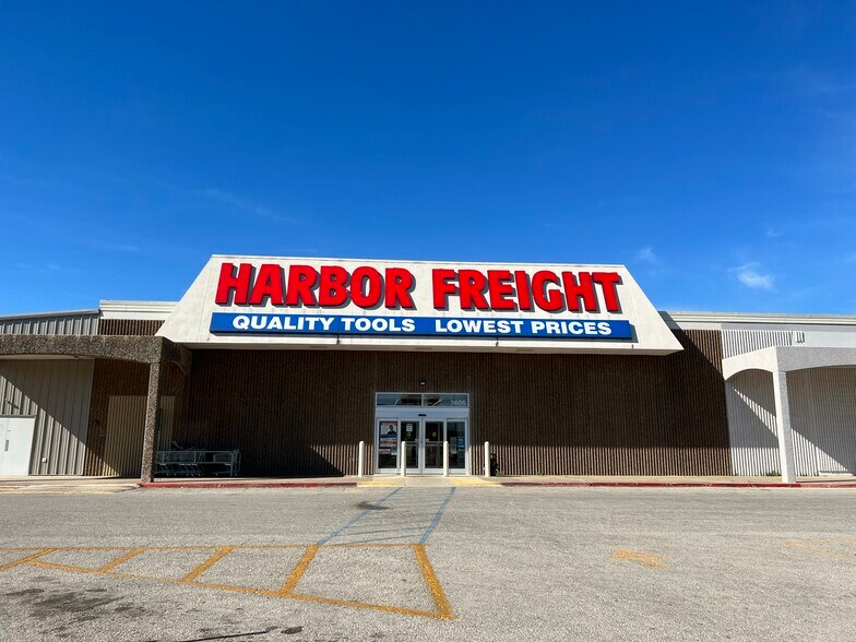 More Photos Of 3607 N Navarro St, Victoria General Retail For Lease