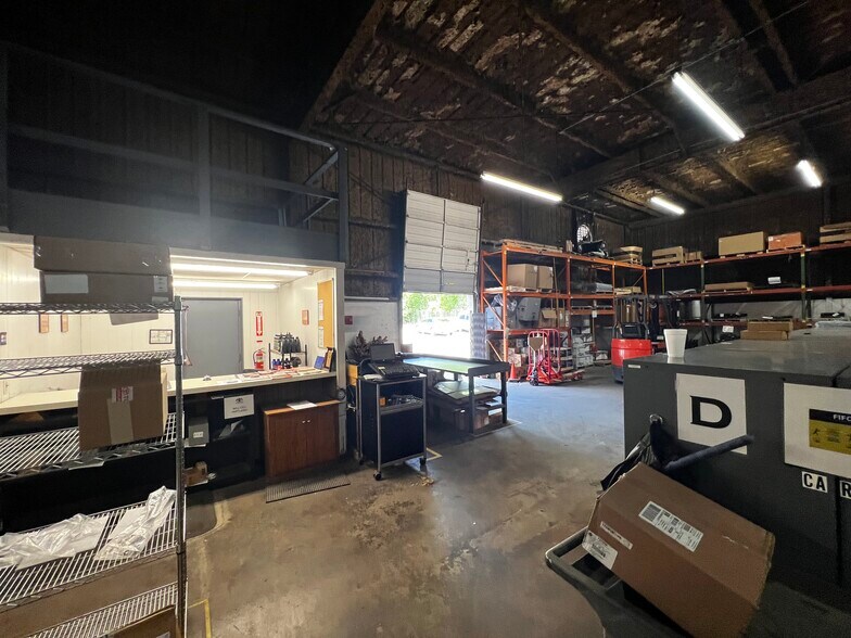 More Photos Of 560 Cynthia St, Jacksonville Warehouse For Sale